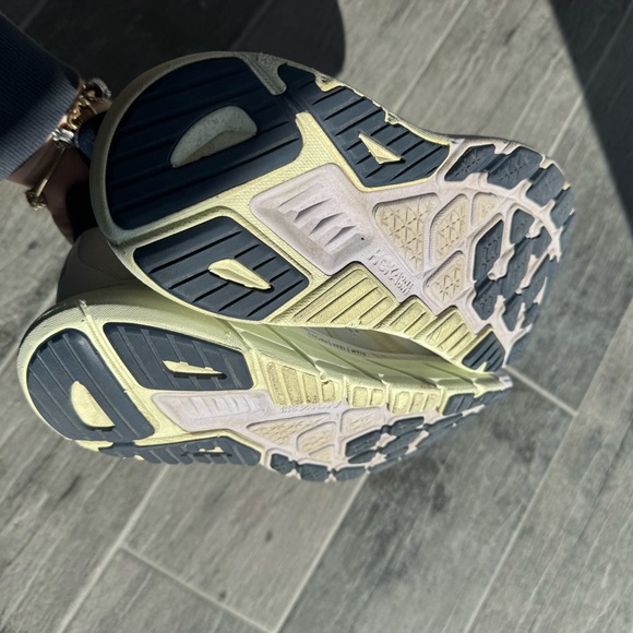 HOKA ARAHI 5 shoes excellent like new condition - Picture 13 of 15